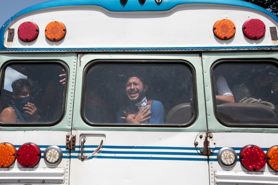 Estudantes universitários reagem dentro de um ônibus após terem deixarem uma igreja onde passaram a noite abrigados enquanto eram atacados por manifestantes pró-governo na Universidade Nacional Autônoma da Nicarágua (UNAN), em Manágua - 14/07/2018