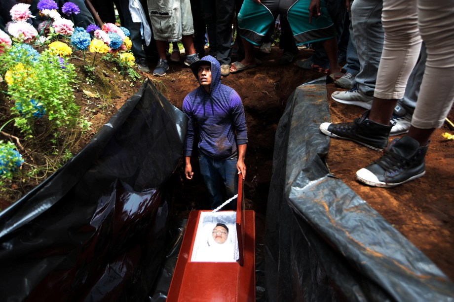 Parentes e amigos participam do funeral de José Esteban Sevilla Medina, morto durante um dos confrontos com simpatizantes do governo de Daniel Ortega em Monimbo, na Nicarágua - 16/07/2018