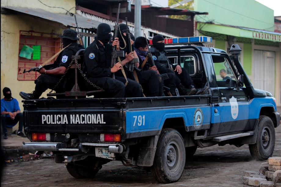 Membros da Força Especial da Nicarágua patrulham as ruas após um confronto na comunidade indígena de Monimbo, em Masaya, Nicarágua - 17/07/201