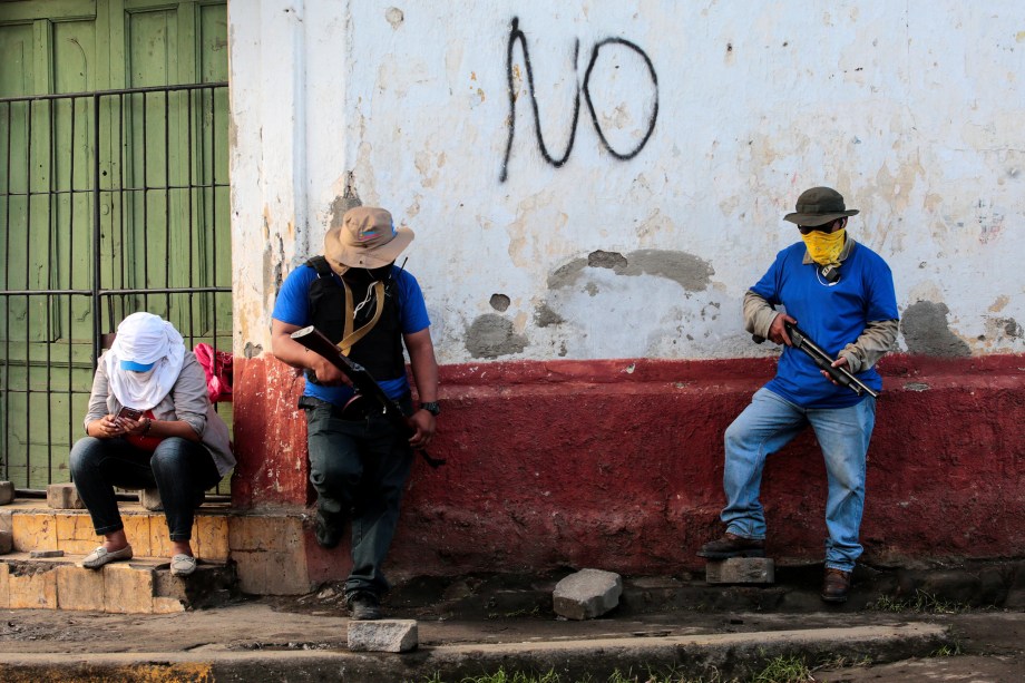 Apoiadores do governo sandinista de Daniel Ortega são vistos armados próximos a uma barricada após confrontos na comunidade indígena de Monimbo, em Masaya, Nicarágua - 17/07/2018