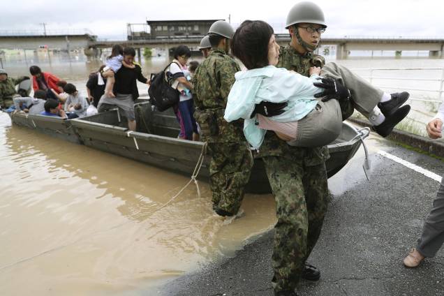 Moradores são resgatados de uma área inundada por soldados da Força de Autodefesa em Kurashiki, no sul do Japão - 07/07/2018