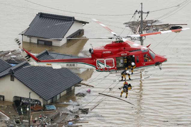 Morador é resgatado por um helicóptero de uma casa submersa em uma área inundada em Kurashiki, sul do Japão - 07/07/2018