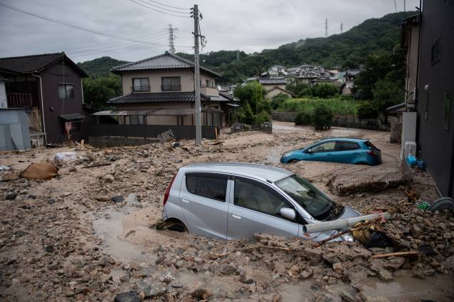 Carros ficam presos na lama após inundações em Saka, prefeitura de Hiroshima, no Japão - 08/07/2018