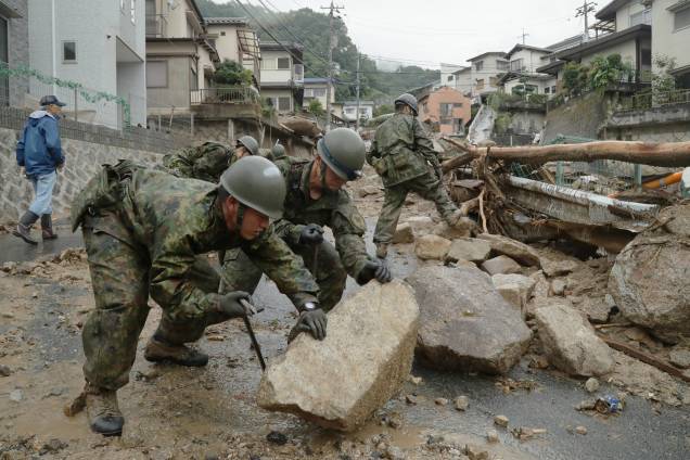 Forças de Autodefesa remover pedras espalhadas pelo fluxo de detritos em Hiroshima após as fortes chuvas que provocaram inundações no Japão - 08/07/2018