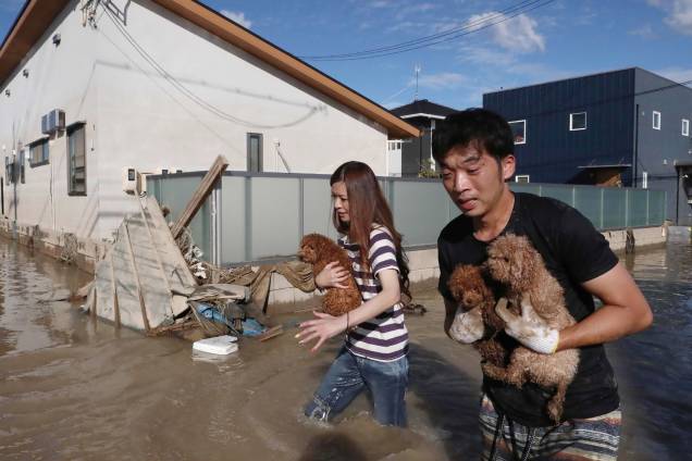 Moradores resgatam cães da área inundada em Kurashiki, Okayama, no Japão - 08/07/2018