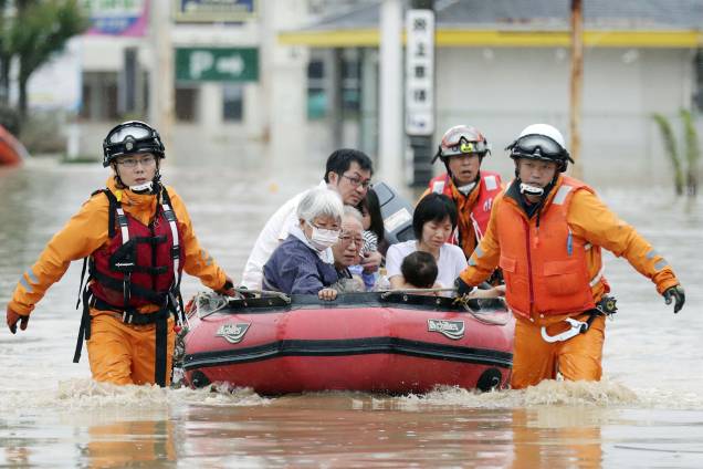 Moradores são retirados em um bote de uma área inundada em Kurashiki, Prefeitura de Okayama, no Japão - 08/07/2018