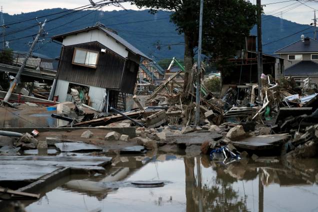Casas submersas e destruídas são vistas em uma área inundada na cidade de Mabi, em Kurashiki, província de Okayama, no Japão - 08/07/2018
