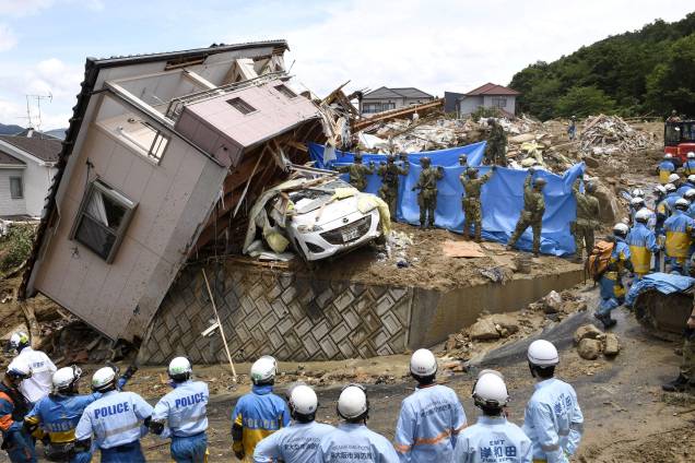 Equipes de resgate procuram pessoas desaparecidas em uma casa danificada pela forte chuva na cidade de Kumano, no Japão - 09/07/2018