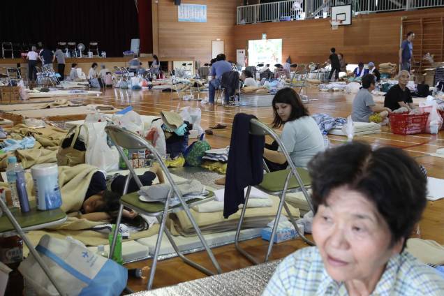 Moradores descansam em um centro de evacuação em Kurashiki, prefeitura de Okayama no Japão, após deixarem suas casas devido às fortes chuvas, inundações e deslizamentos na região - 09/07/2018