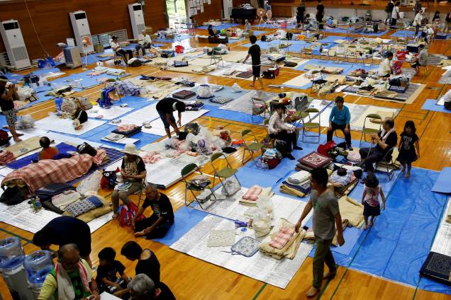 Pessoas que deixaram suas casas devido às enchentes e deslizamentos de terra causados pela chuva, descansam na escola primária de Okada, que funciona como centro de evacuação, na cidade de Mabi em Kurashiki, província de Okayama, Japão - 10/07/2018