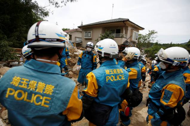 Equipes de resgate e soldados das Forças de Autodefesa do Japão procuram por pessoas desaparecidas em um local de deslizamento causado pelas fortes chuvas na cidade de Kumano, província de Hiroshima, Japão - 11/07/2018