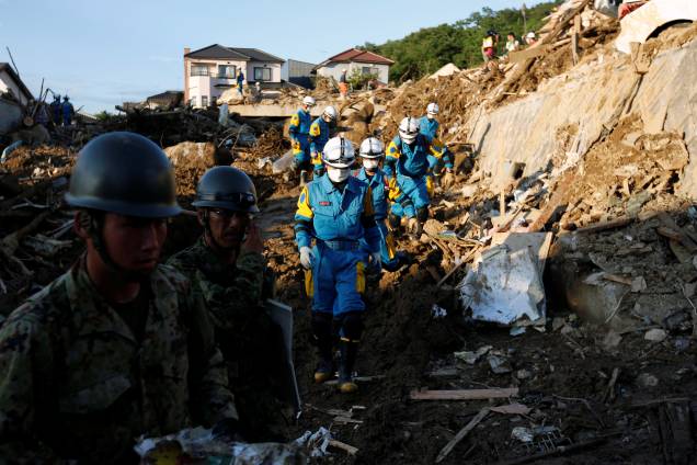 Equipes de resgate e soldados das Forças de Autodefesa do Japão procuram por pessoas desaparecidas em um local de deslizamento causado pelas fortes chuvas na cidade de Kumano, província de Hiroshima, Japão - 11/07/2018