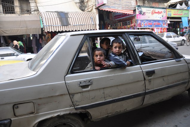 Crianças em um carro: combustível sujeito aos bloqueios