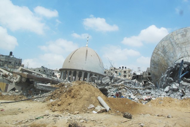 Ruínas da mesquita Khanilunes: destruição no entorno da paróquia católica.