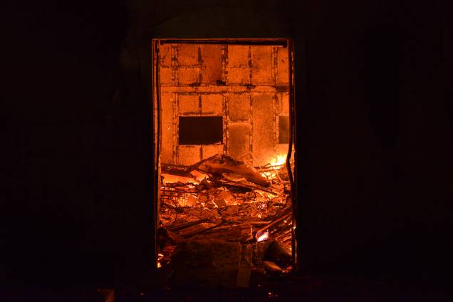 O interior de uma casa é visto em chamas durante um incêndio florestal no vilarejo de Mati, perto de Atenas, na Grécia - 23/07/2018