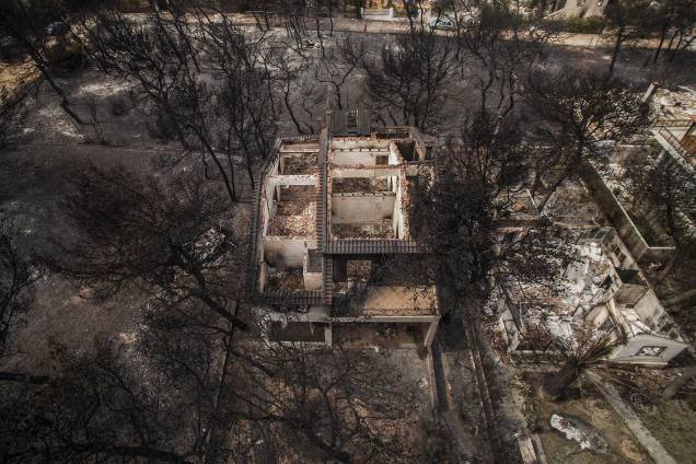 A fotografia aérea mostra a destruição causada por um incêndio florestal nas casas do vilarejo de Mari, na Grécia - 24/07/2018