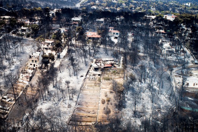 Vista aérea mostra casas destruídas por incêndio florestal que atingiu o vilarejo de Mati, próximo de Atenas, Grécia - 25/07/2018