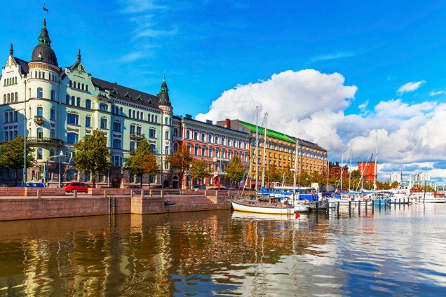 Embarcações são vistas no porto velho da cidade de Helsinque, capital da Finlândia