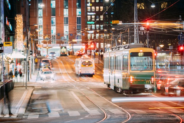 Bondes e ônibus circulam durante a noite em Helsinque, na Finlândia