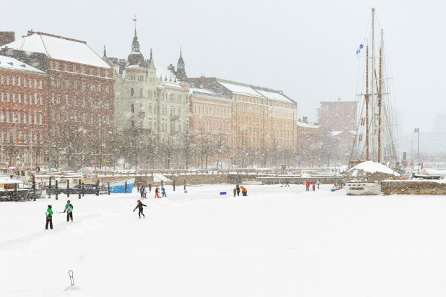 Crianças brincam na neve em Helsinque, capital da Finlândia