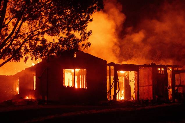 Casa é consumida pelas chamas do incêndio florestas Carr, na cidade de Reding, na Califórnia - 27/07/2018