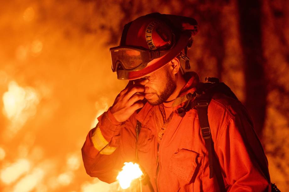 Bombeiro reage durante uma operação de combate ao incêndio Carr, na cidade de Redding, na Califórnia - 27/07/2018