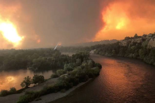 Chamas e a densa fumaça do incêndio florestal Carr são vistos na cidade de Redding, na Califórnia - 26/07/2018