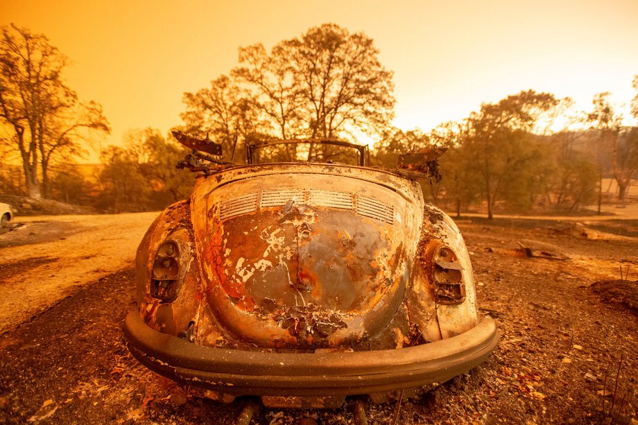 A parte de trás de um Fusca é vista após a destruição do incêndio Carr, na cidade de Redding, na Califórnia - 27/07/2018