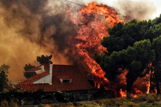 Mais de 300 bombeiros, cinco aeronaves e dois helicópteros foram mobilizados para enfrentar um grave incêndia florestal em Kineta, nos arredores de Atenas, na Grécia - 23/07/2018