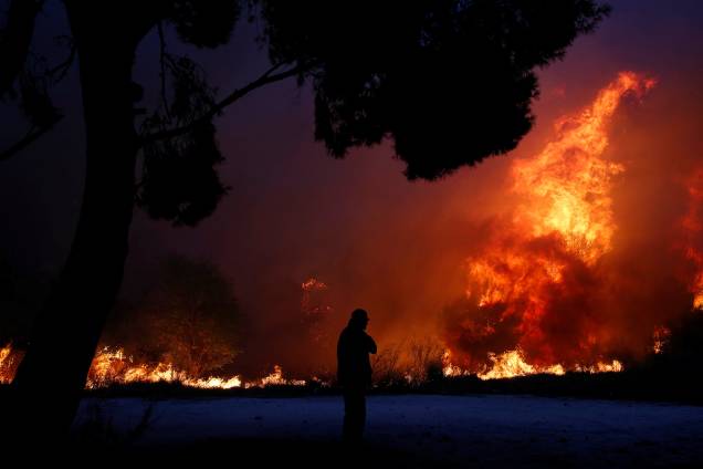 Incêndio florestal avança sobre a cidade de Rafina, perto de Atenas, na Grécia - 23/07/2018