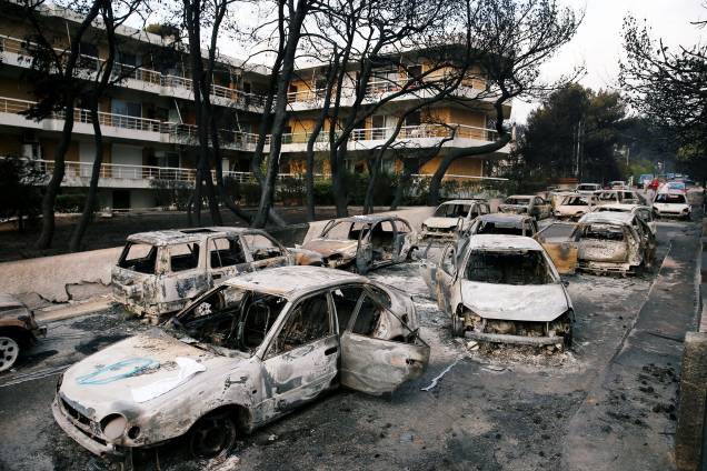 Carros ficam destruídos após um incêndio na aldeia de Mati, perto de Atenas, na Grécia - 24/07/2018