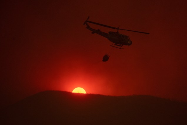 Helicóptero transporta água enquanto combate um incêndio florestal no Complexo de Mendocino em Lakeport, na Califórnia - 30/07/2018