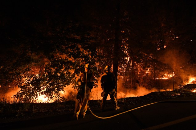 Bombeiros tentam conter as chamas do incêndio Carr enquanto ele se espalha em direção à cidade de Douglas City, perto de Redding, na Califórnia - 30/07/2018