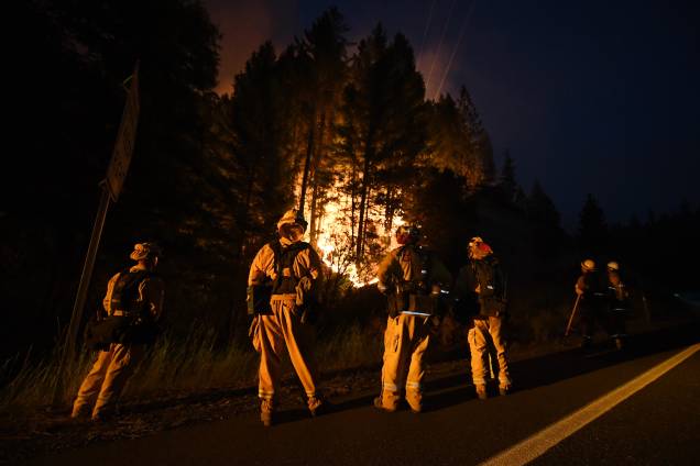 Bombeiros vigiam em uma linha de contenção enquanto as chamas do incêndio Carr continua a se espalhar em direção à cidade de Douglas City perto de Redding, na Califórnia - 30/07/2018