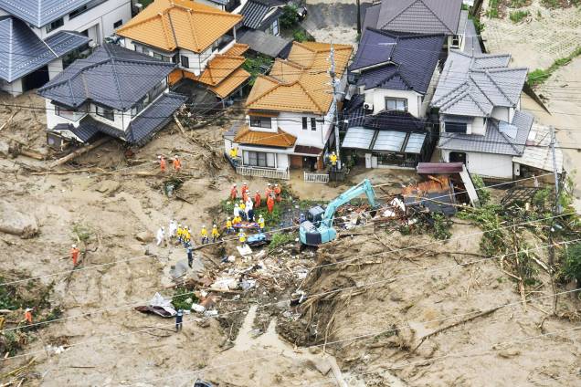 Equipes de resgate recolhem escombros após fortes chuvas atingirem Hiroshima, oeste do Japão - 07/07/2018