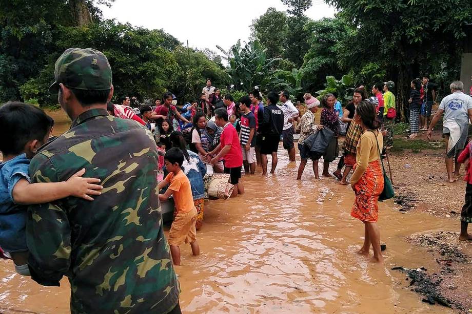 Moradores carregam seus pertences durante a evacuação de um local inundado pelas águas da hidrelétrica de Xepian-Xe Nam Noy, após seu rompimento, na província de Attapeu, Laos - 24/07/2018