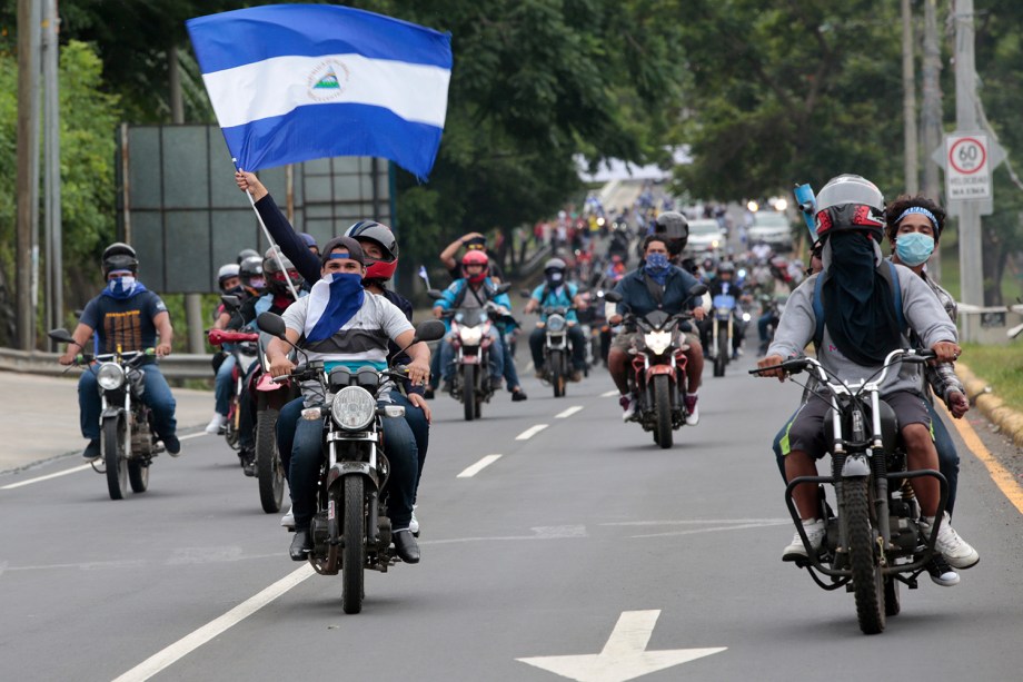 Manifestantes contrários ao governo sandinista do presidente Daniel Ortega fazem uma caravana pedindo o fim da violência na Nicarágua - 15/07/2018