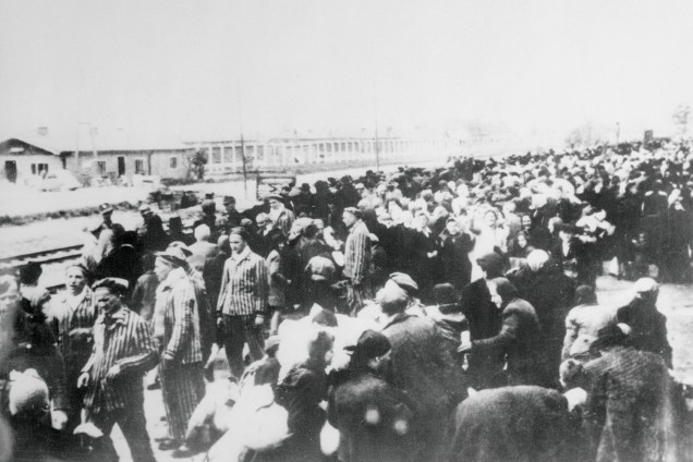 Prisioneiros aguardam trem rumo ao campo de concentração de Auschwitz