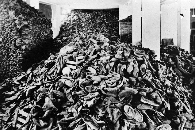 Centenas de sapatos de prisioneiros são vistos no campo de concentração de Auschwitz - 1939
