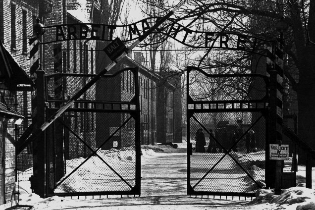 Portão de entrada do campo de concentração de Auschwitz - 1940