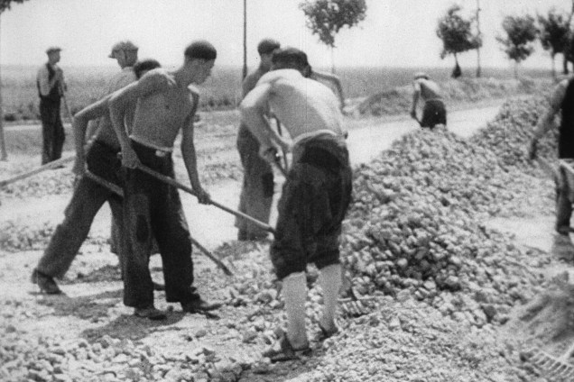 Prisioneiros trabalham no campo de concentração de Auschwitz - 1941