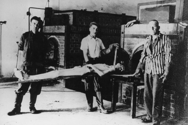 Prisioneiro é incinerado no campo de concentração de Auschwitz - 1943