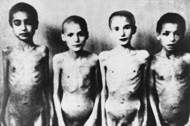 Garotos desnutridos foram usados em experimentos no campo de concentração de Auschwitz - 1943