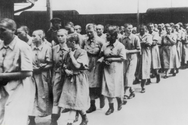 Mulheres aguardam trem rumo ao campo de concentração de Auschwitz - 1944