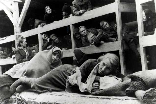 Mulheres no campo de concentração de Auschwitz, na Polônia - 1945
