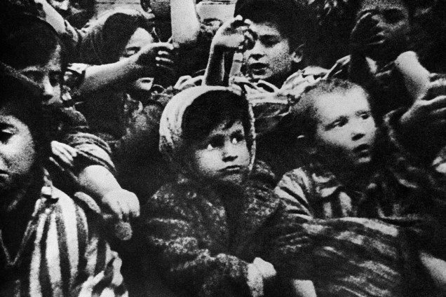 Crianças sobreviventes de Auschwitz mostram marcas feitas no campo de concentração - 15/01/1945
