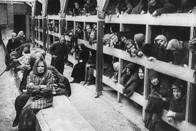 Mulheres prisioneiras no campo de concentração de Auschwitz - 1945