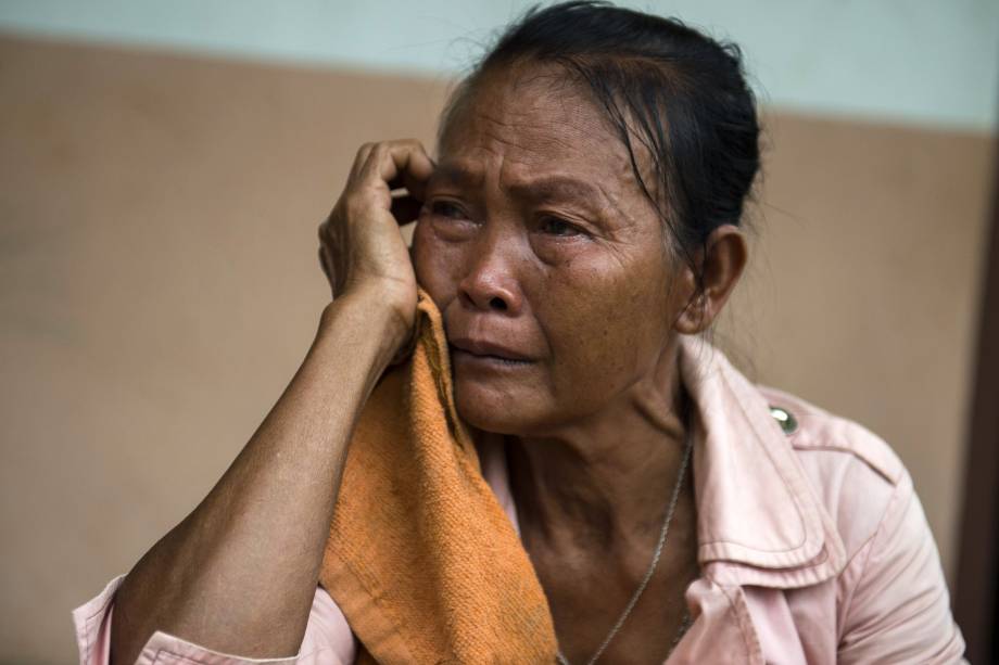 Vítima de uma inundação provocada pelo rompimento da represa de uma usina hidrelétrica, chora ao se abrigar em um complexo escolar em Sanamxai, na província de Attapeu, no Laos - 26/072018