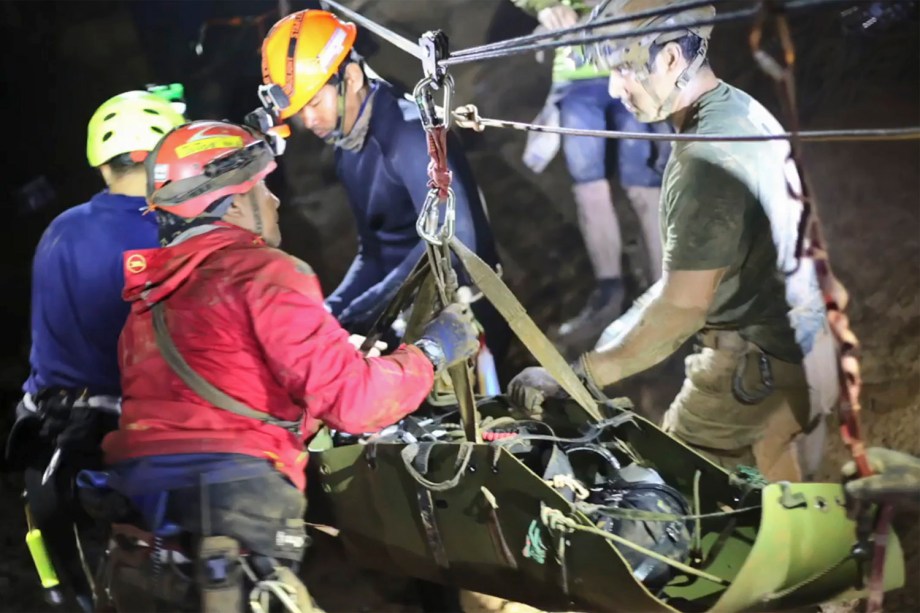 Agentes de resgate deslocam um dos meninos do time de futebol "Javalis Selvagens", em uma maca presa a cordas, para a retirada da caverna inundada - 11/07/2018