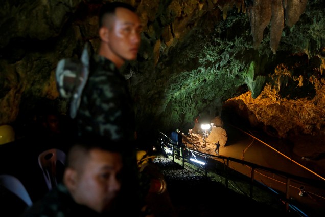 Soldados e equipes de resgate trabalham no complexo de cavernas de Tham Luang, durante buscas por membros de um time de futebol sub-16 e seu treinador - 01/07/2018